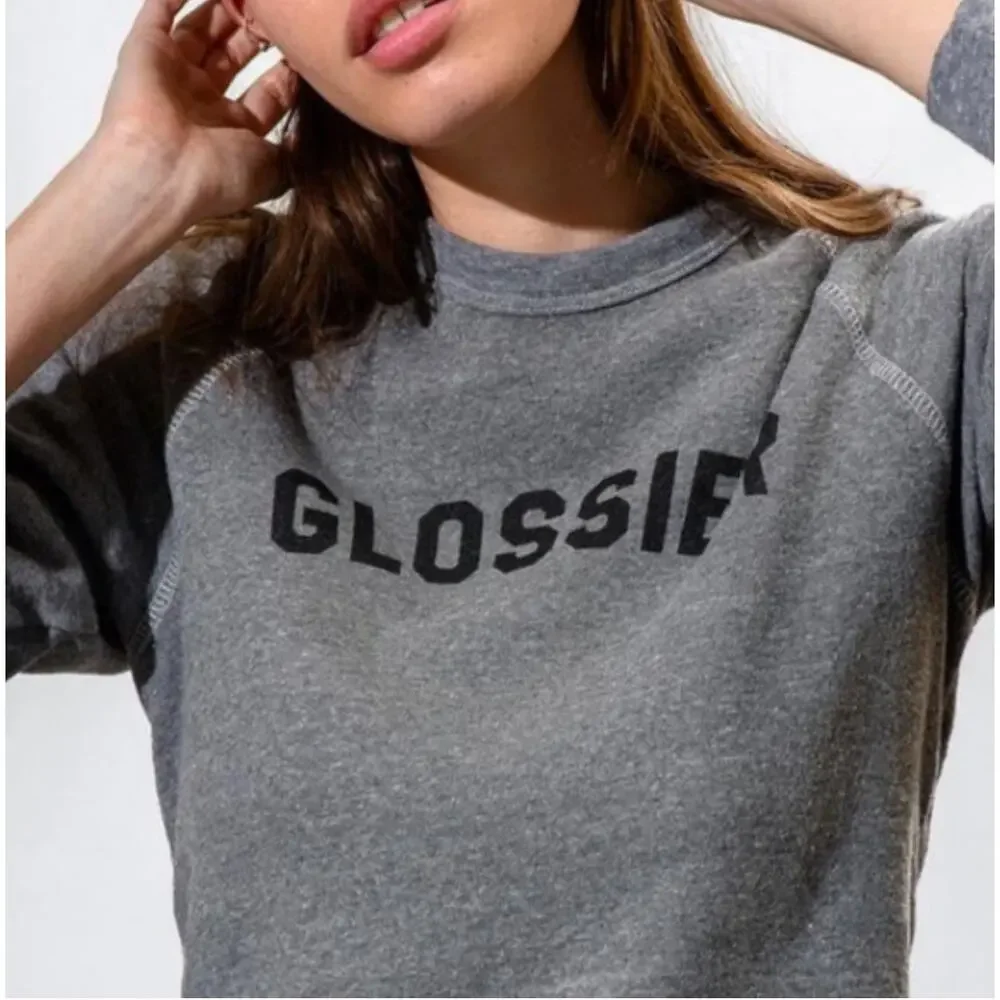 Glossier Women’s Relaxed Fit Raglan Logo Heather Gray Sweatshirt Size Small - Picture 1 of 6